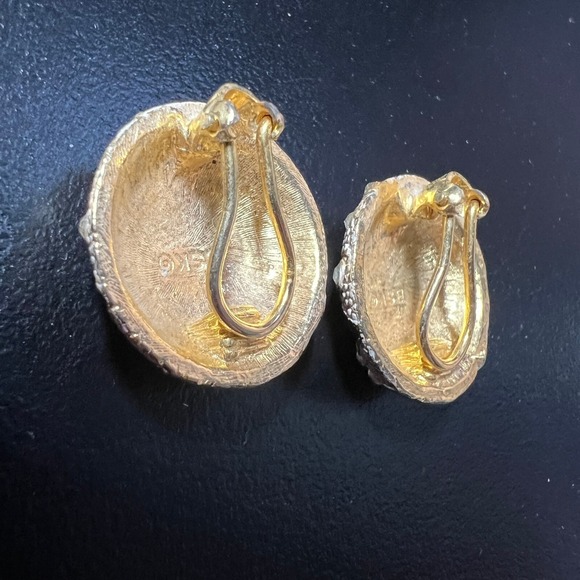 Vintage BSK Clip On Earrings White Enamel Blue Flowers Gold Tone‎ - Picture 4 of 10